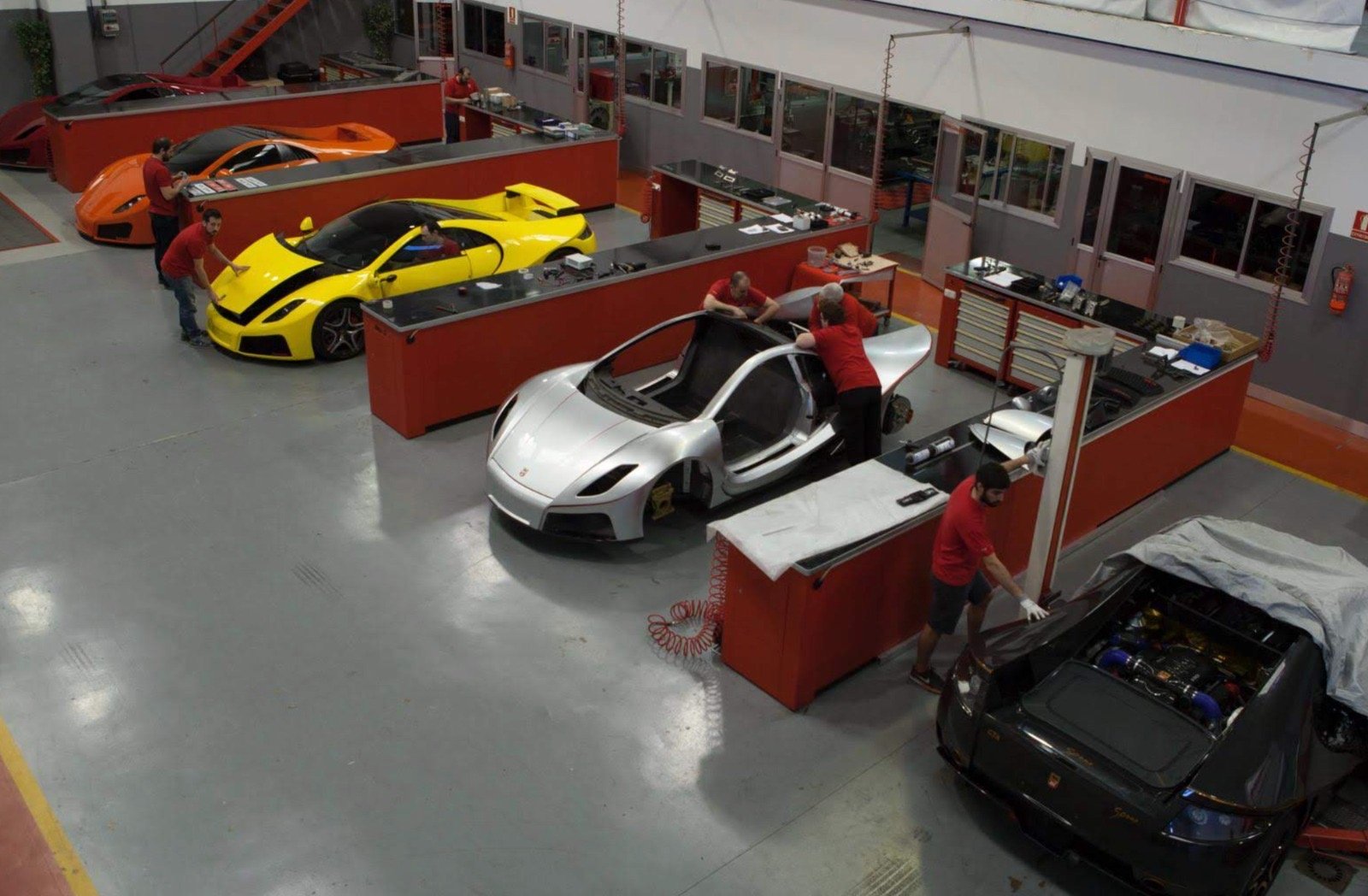 Planta de fabricación de Spania GTA en Valencia, varias unidades GTA Spano en distintas fases de montaje
